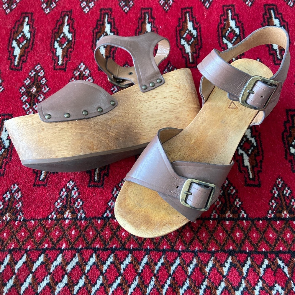 KELSI DAGGER Wooden Block Platform Sandals